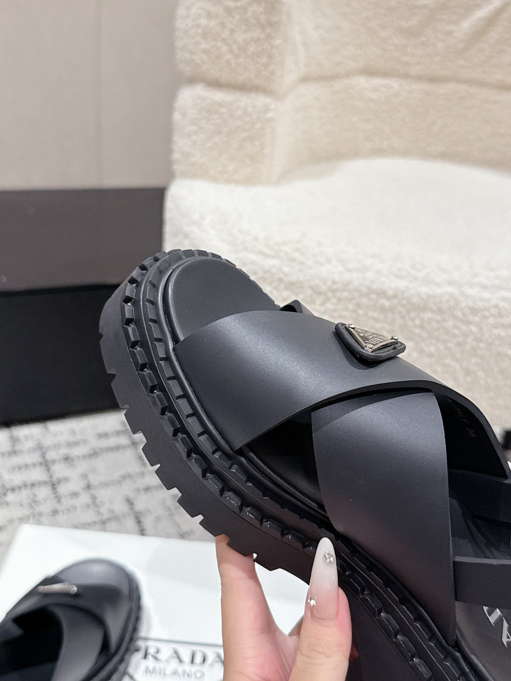 PRADA 25S CRISSCROSS SANLS IN BLACK CALFSKIN LOGO