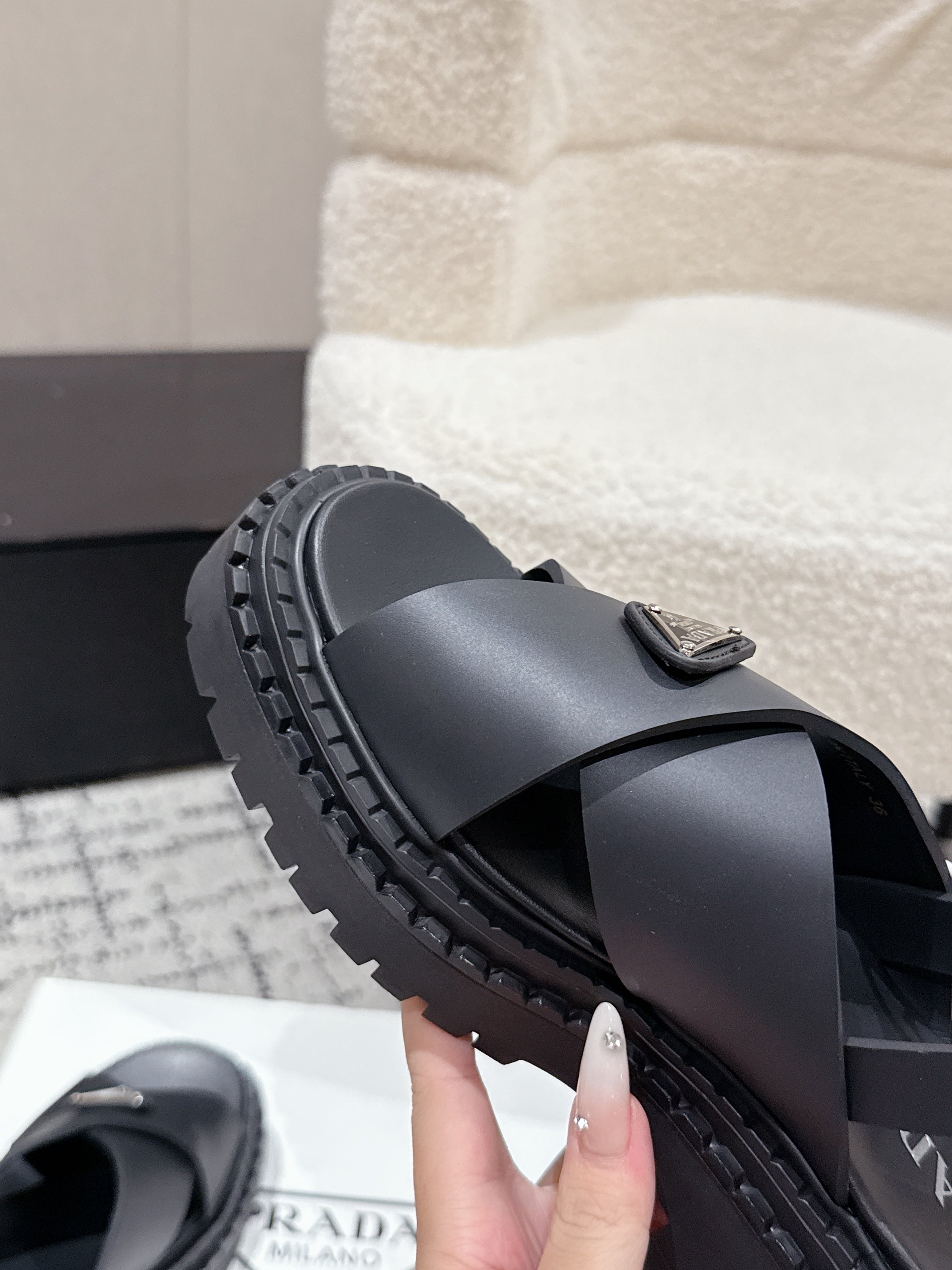 PRADA 25S CRISSCROSS SANLS IN BLACK CALFSKIN LOGO
