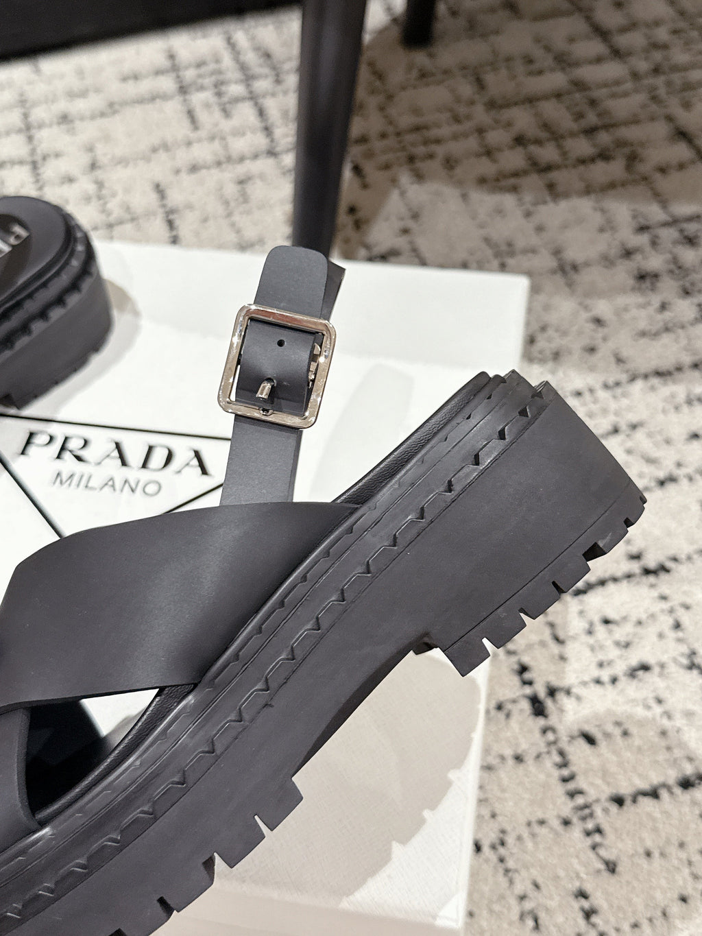 PRADA 25S CRISSCROSS SANLS IN BLACK CALFSKIN LOGO