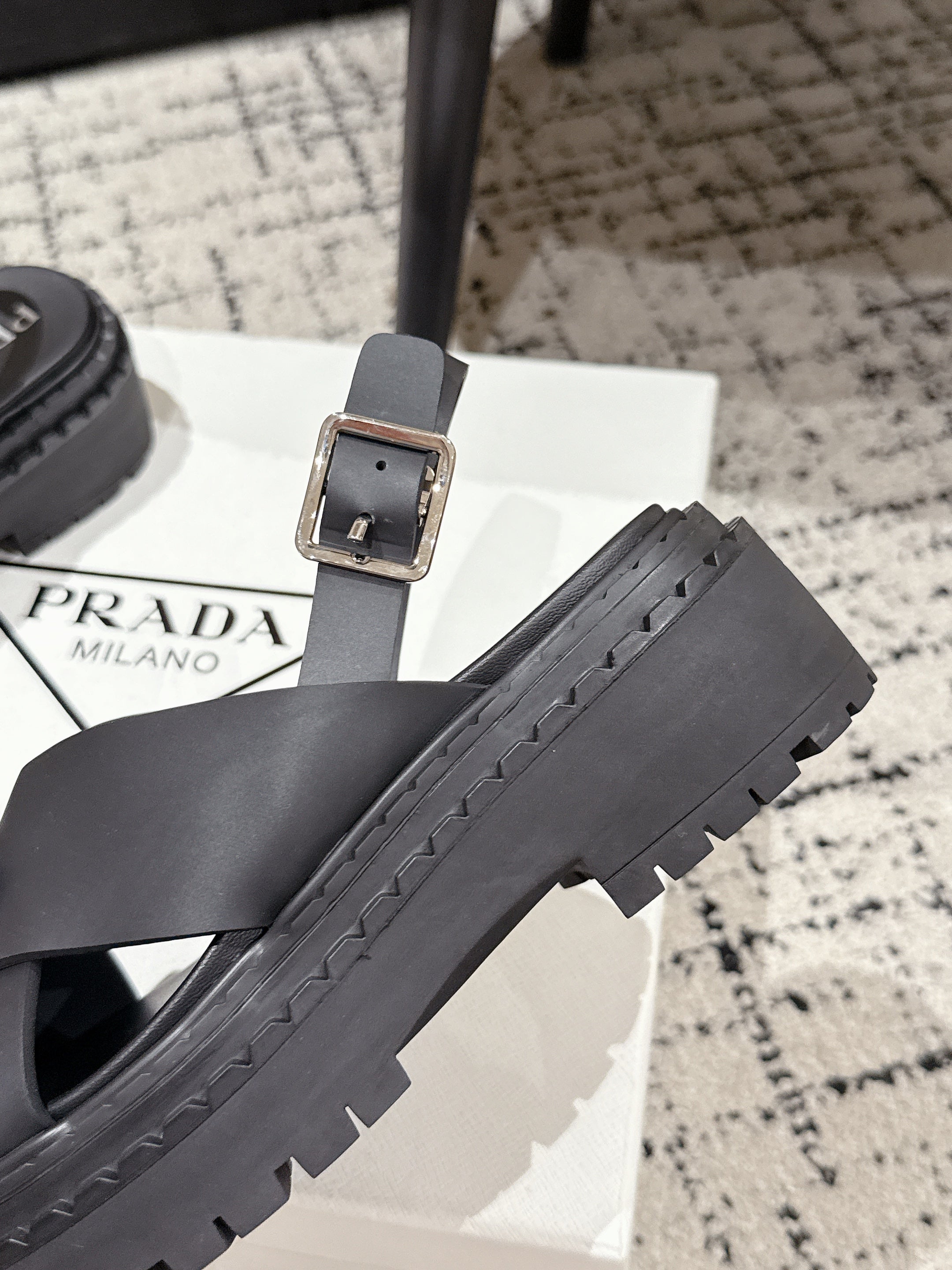PRADA 25S CRISSCROSS SANLS IN BLACK CALFSKIN LOGO