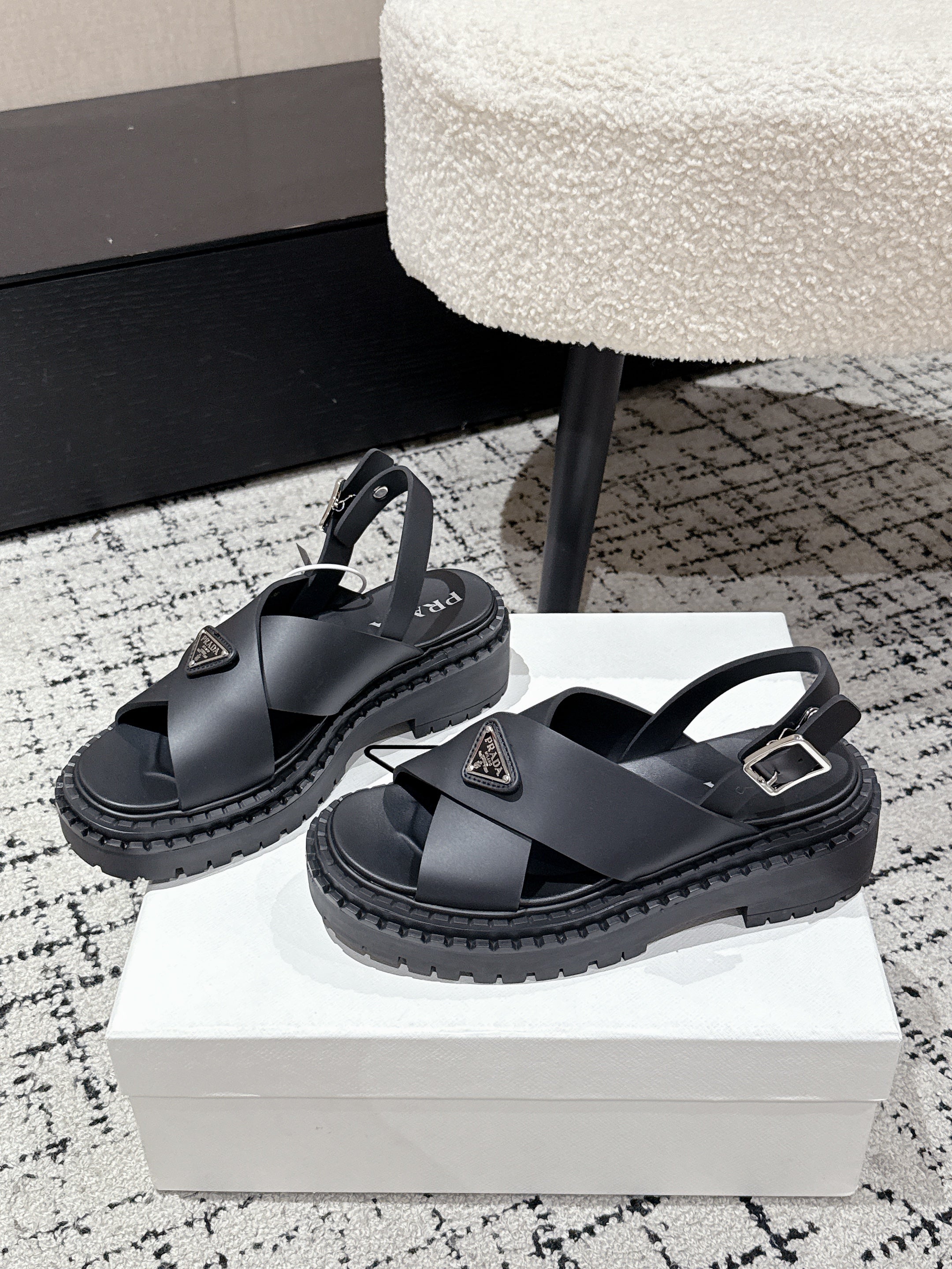 PRADA 25S CRISSCROSS SANLS IN BLACK CALFSKIN LOGO