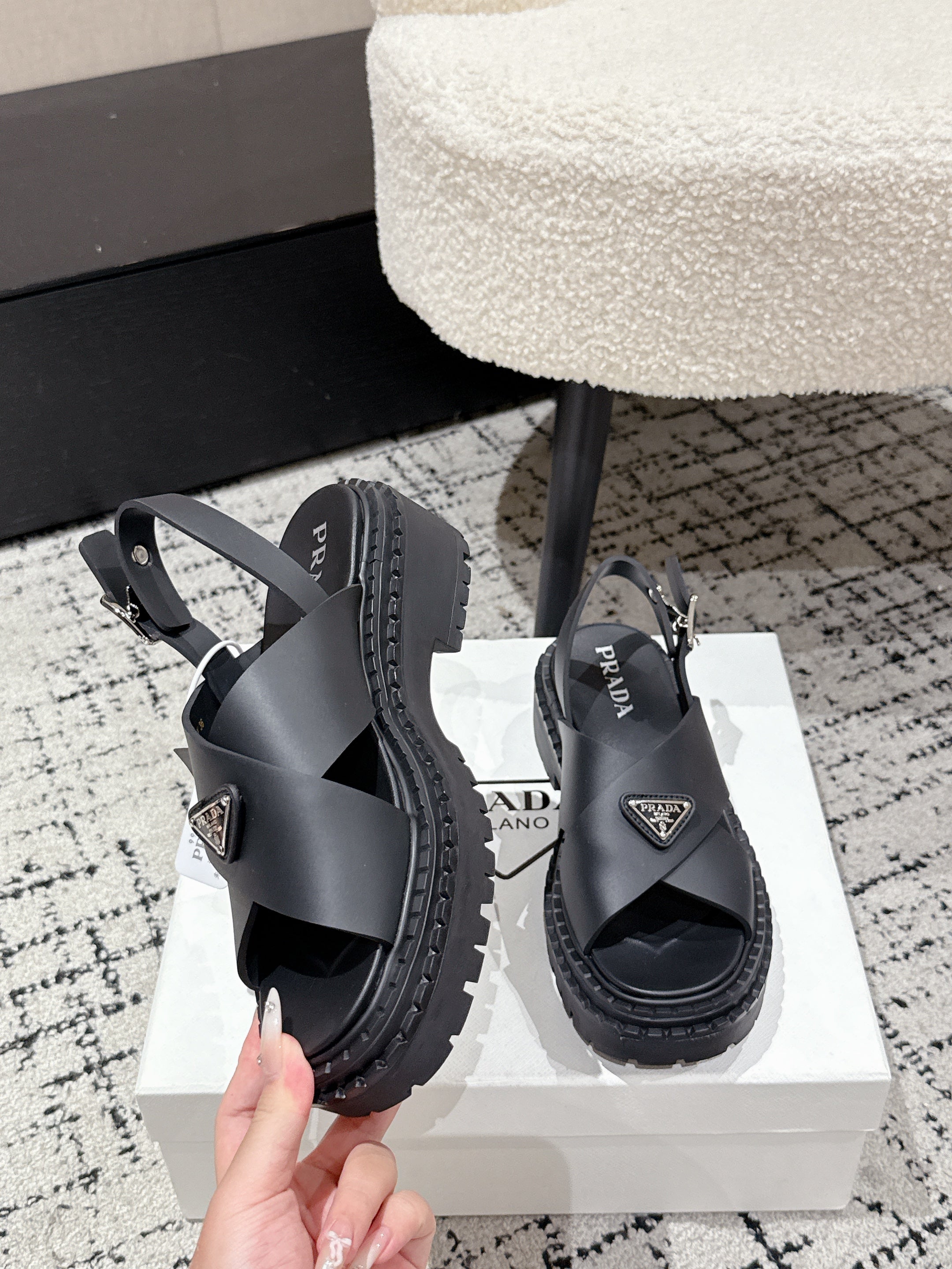 PRADA 25S CRISSCROSS SANLS IN BLACK CALFSKIN LOGO