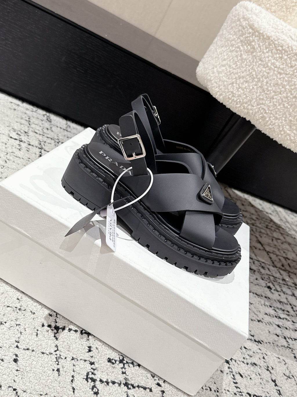 PRADA 25S CRISSCROSS SANLS IN BLACK CALFSKIN LOGO