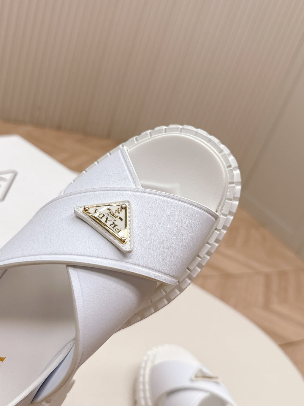 PRADA 25S SANLS IN WHITE CALFSKIN LOGO GOLD HARDWARE
