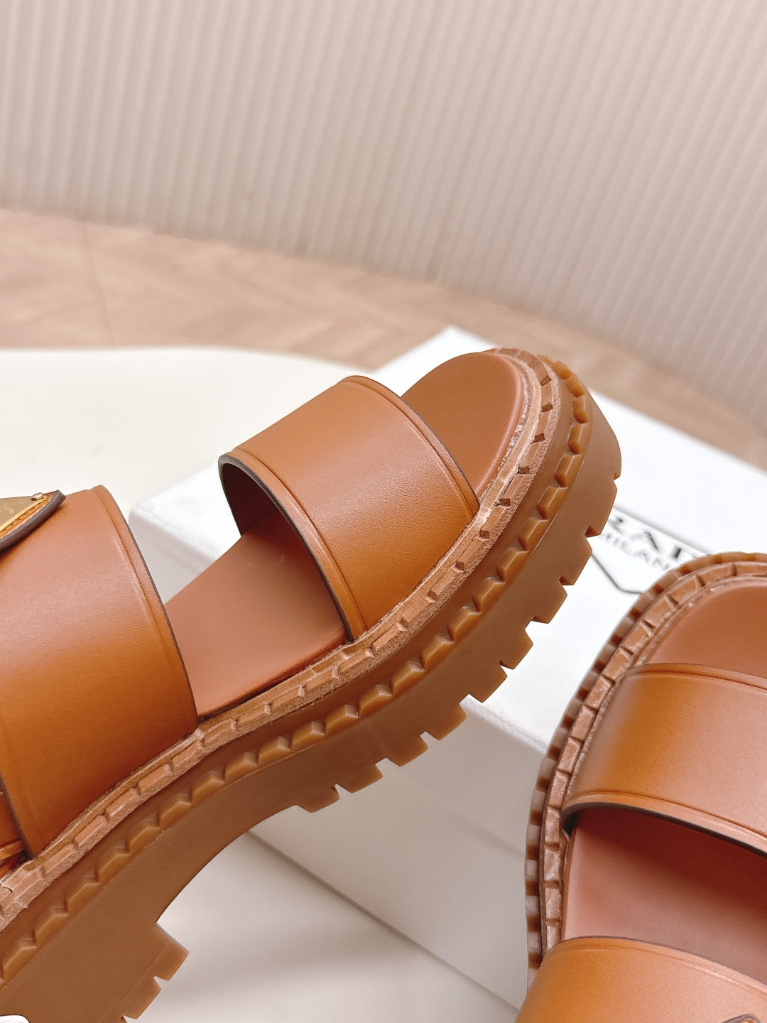 PRADA 25S SANLS IN LIGHT TAN CALFSKIN LOGO