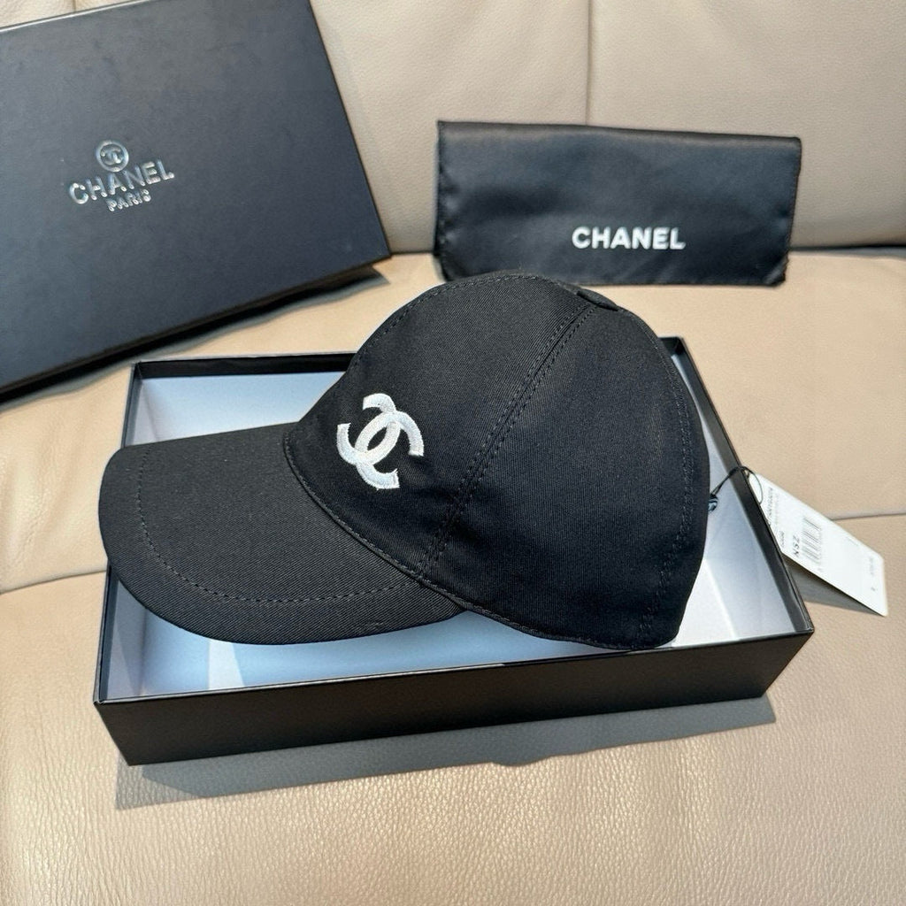 CHANEL BLACK BASEBALL CAP WITH WHITE LOGO IN COTTON 672797