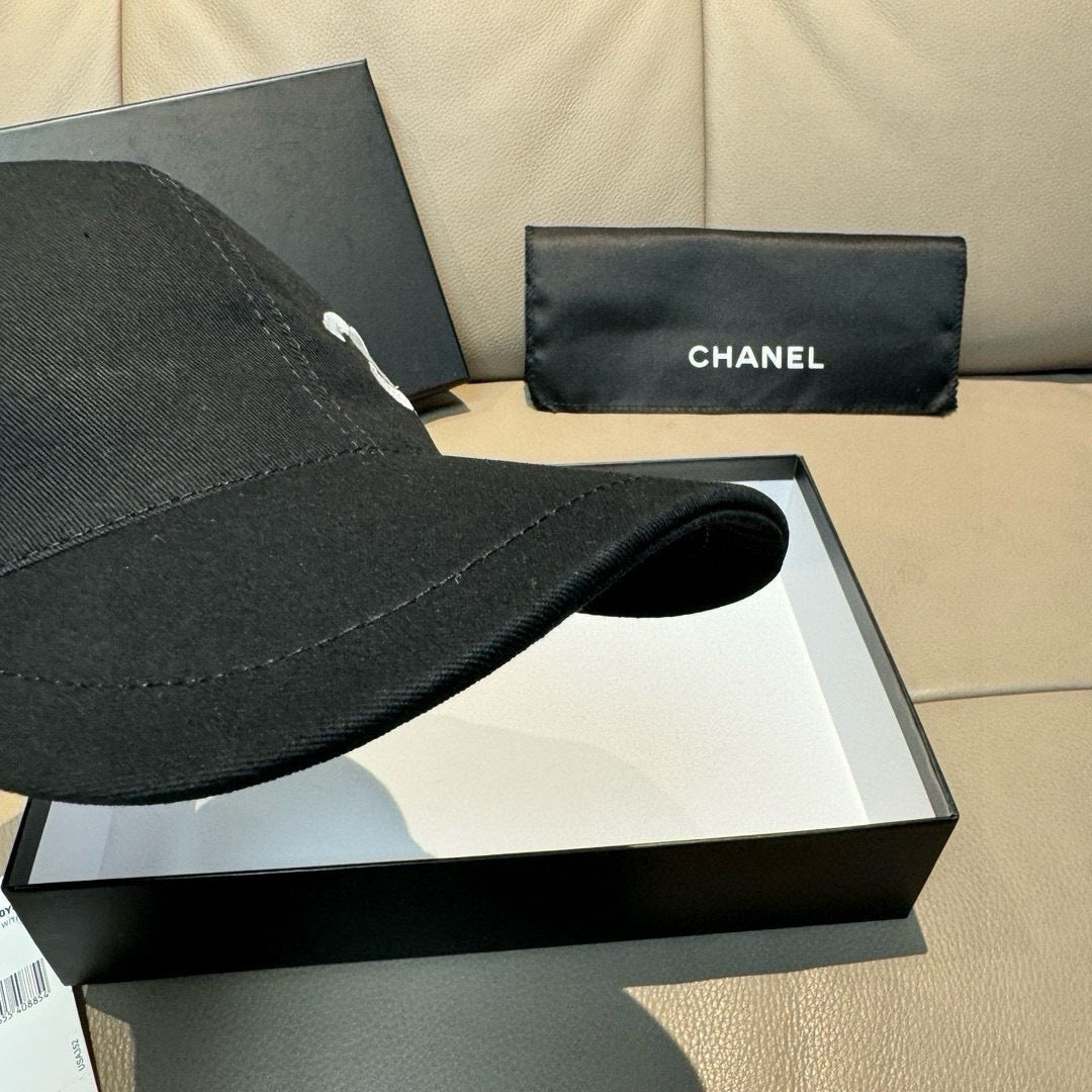 CHANEL BLACK BASEBALL CAP WITH WHITE LOGO IN COTTON 672797