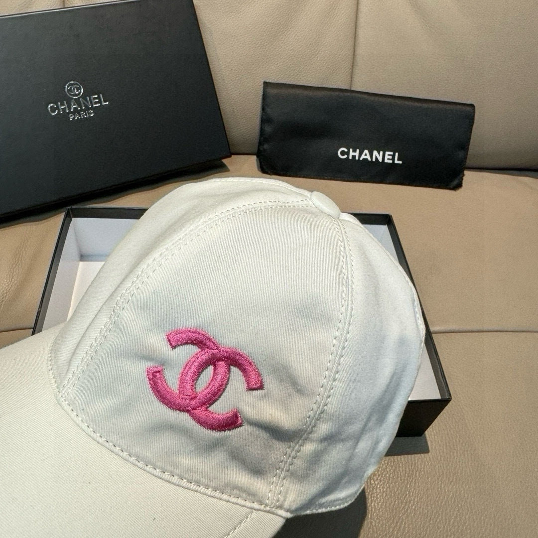 CHANEL WHITE BASEBALL CAP WITH PINK LOGO IN COTTON 672798