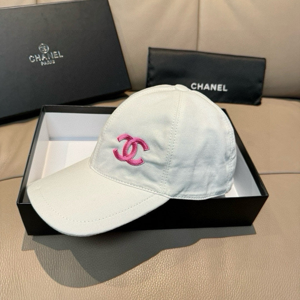 CHANEL WHITE BASEBALL CAP WITH PINK LOGO IN COTTON 672798
