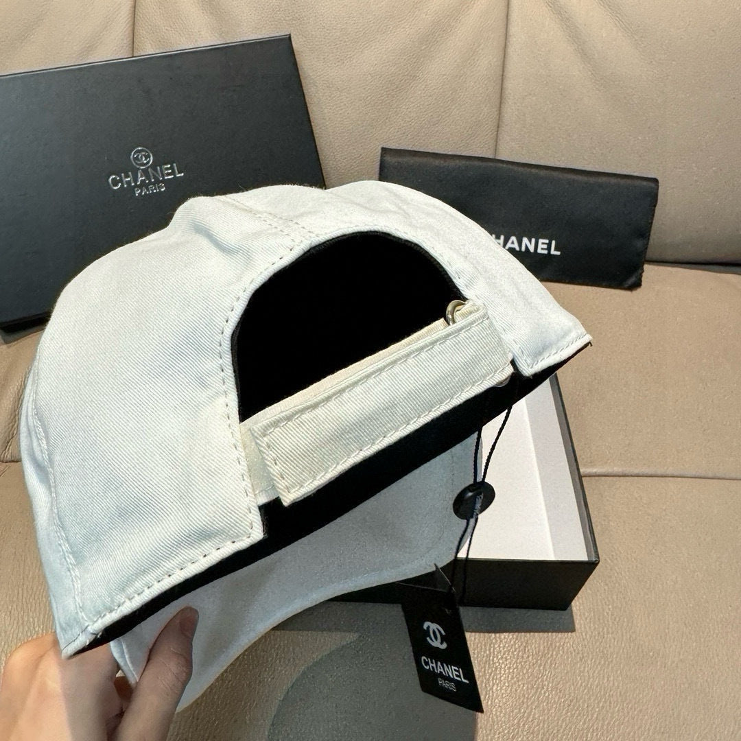 CHANEL WHITE BASEBALL CAP WITH PINK LOGO IN COTTON 672798