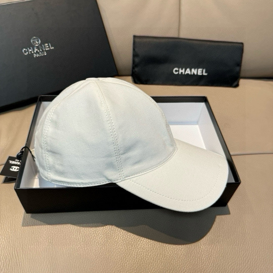CHANEL WHITE BASEBALL CAP WITH PINK LOGO IN COTTON 672798