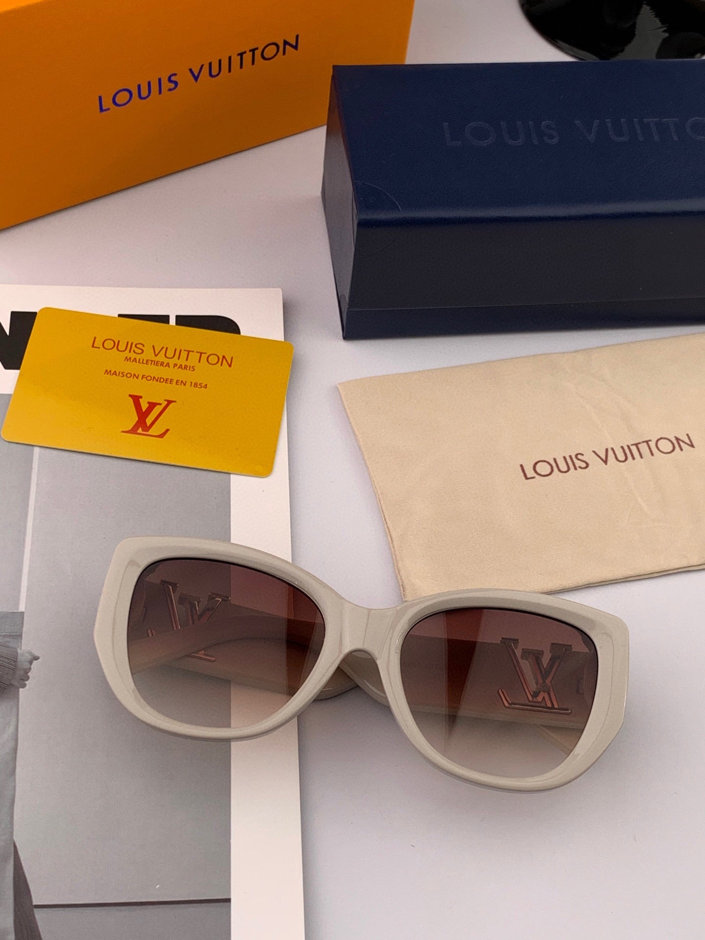 LOUIS VUITTON CAT EYE SUNGLASSES 2614 IN ACETATE