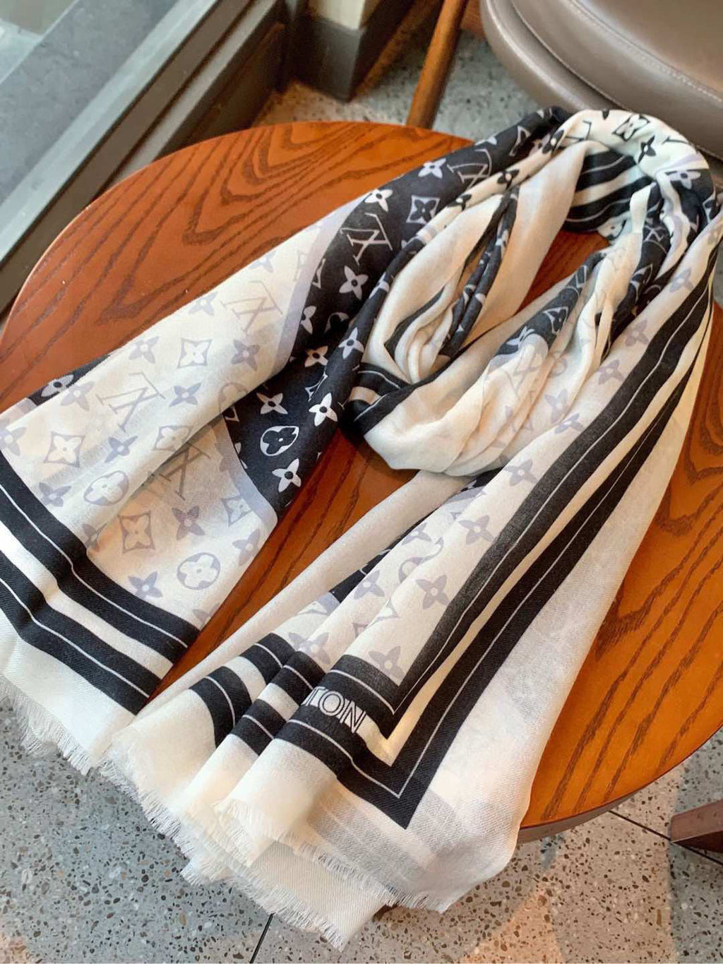 LOUIS VUITTON LV SCARF 200 CM IN CASHMERE 732076