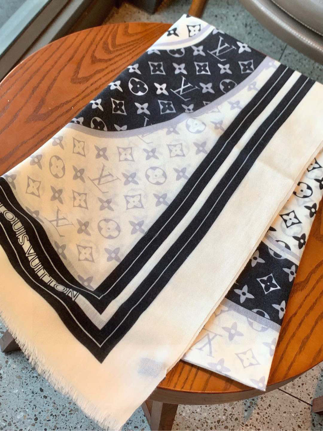 LOUIS VUITTON LV SCARF 200 CM IN CASHMERE 732076