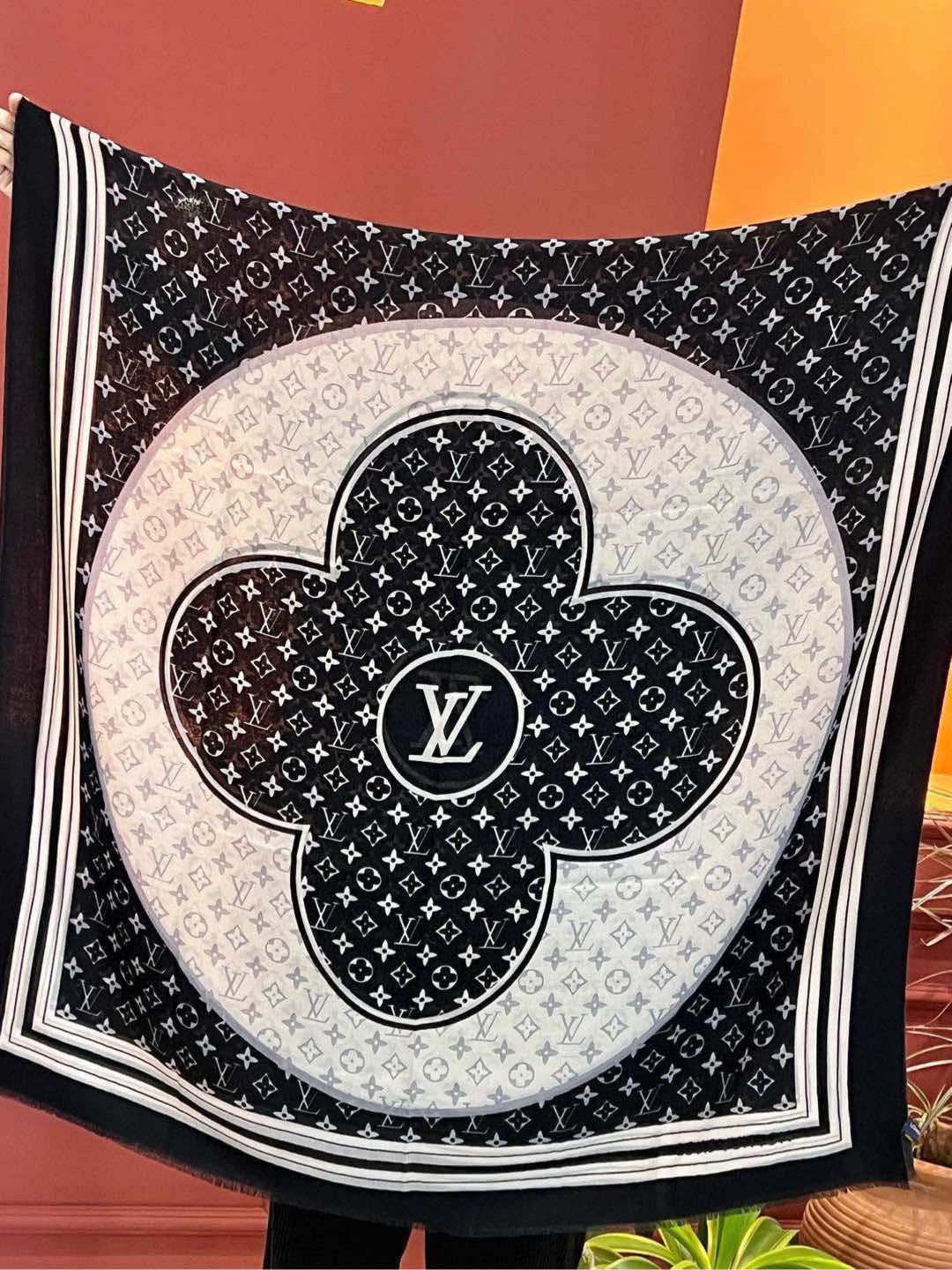LOUIS VUITTON LV SCARF 200 CM IN CASHMERE 732078