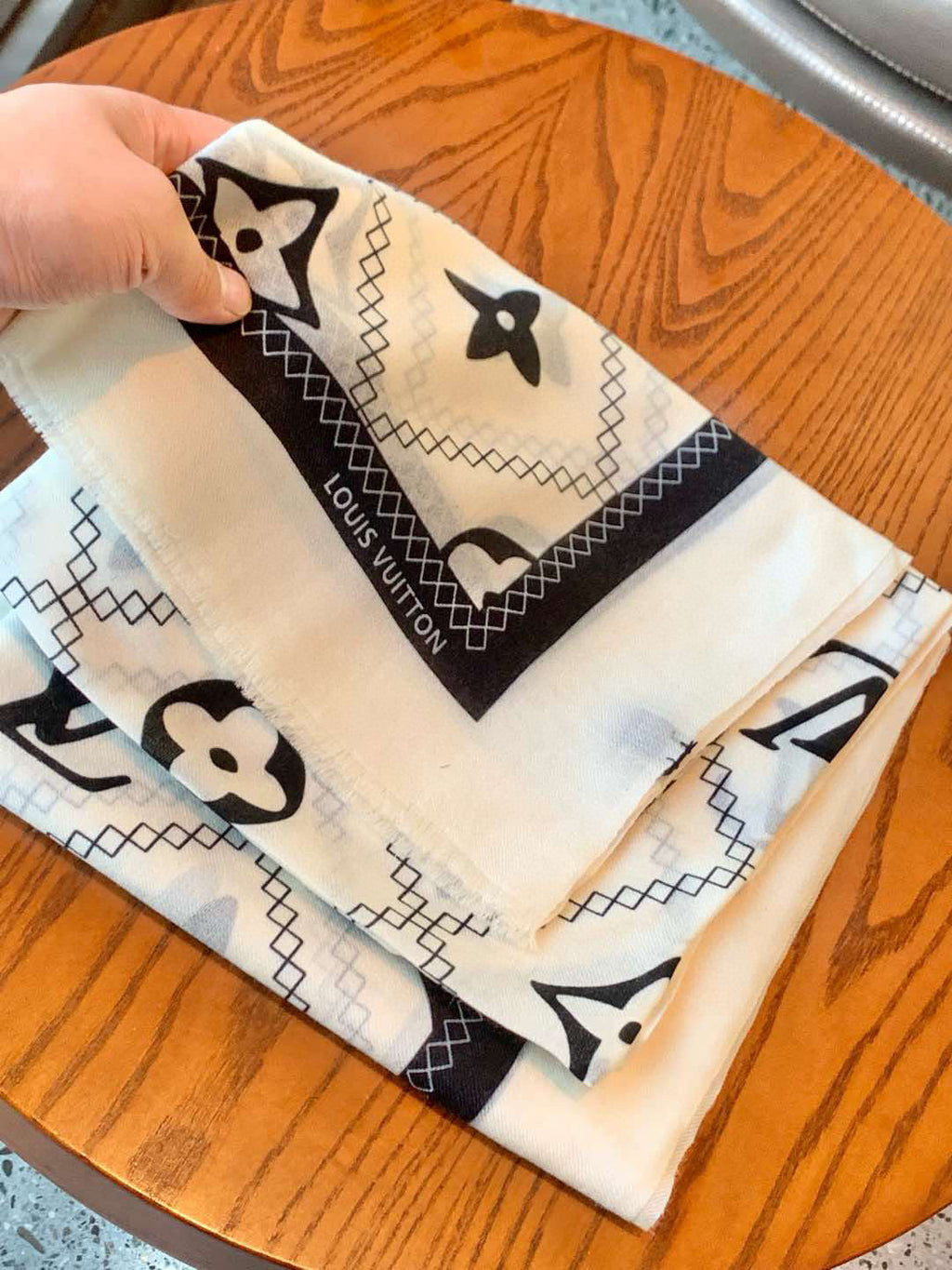 LOUIS VUITTON LV SCARF 200 CM IN CASHMERE 738535
