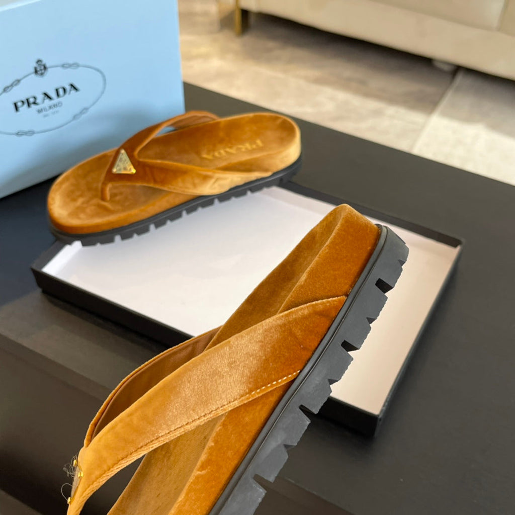 PRADA RUBBER THONG SANLS OCHRE VELVET