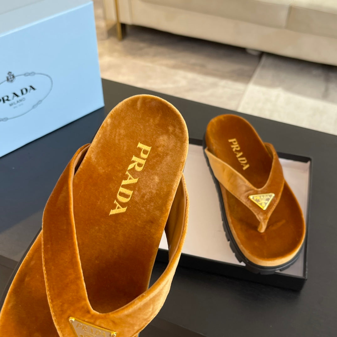 PRADA RUBBER THONG SANLS OCHRE VELVET