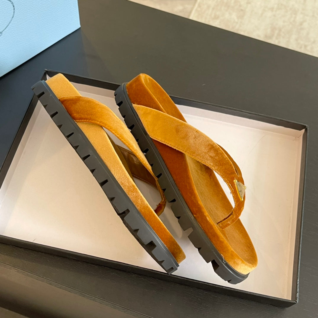 PRADA RUBBER THONG SANLS OCHRE VELVET