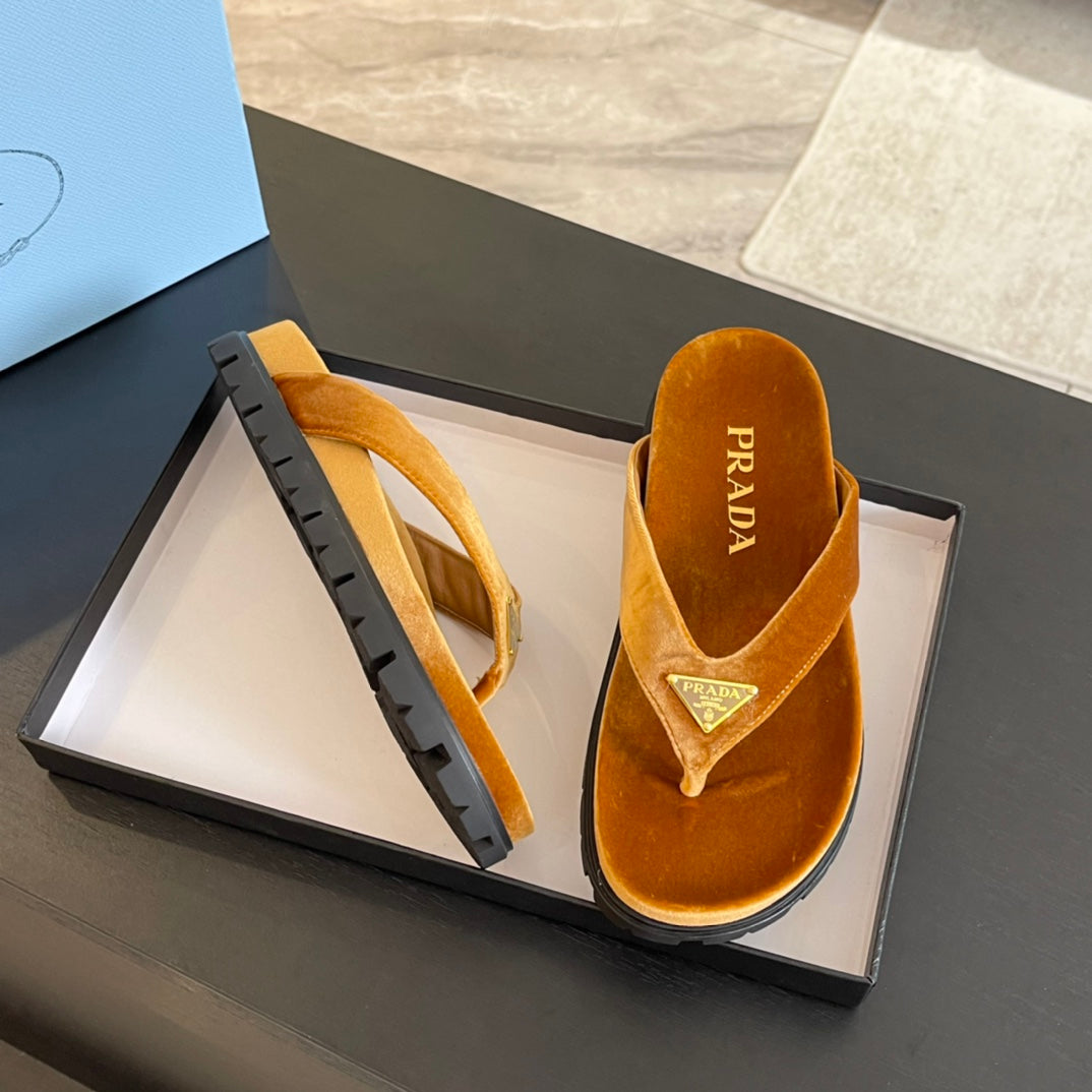 PRADA RUBBER THONG SANLS OCHRE VELVET