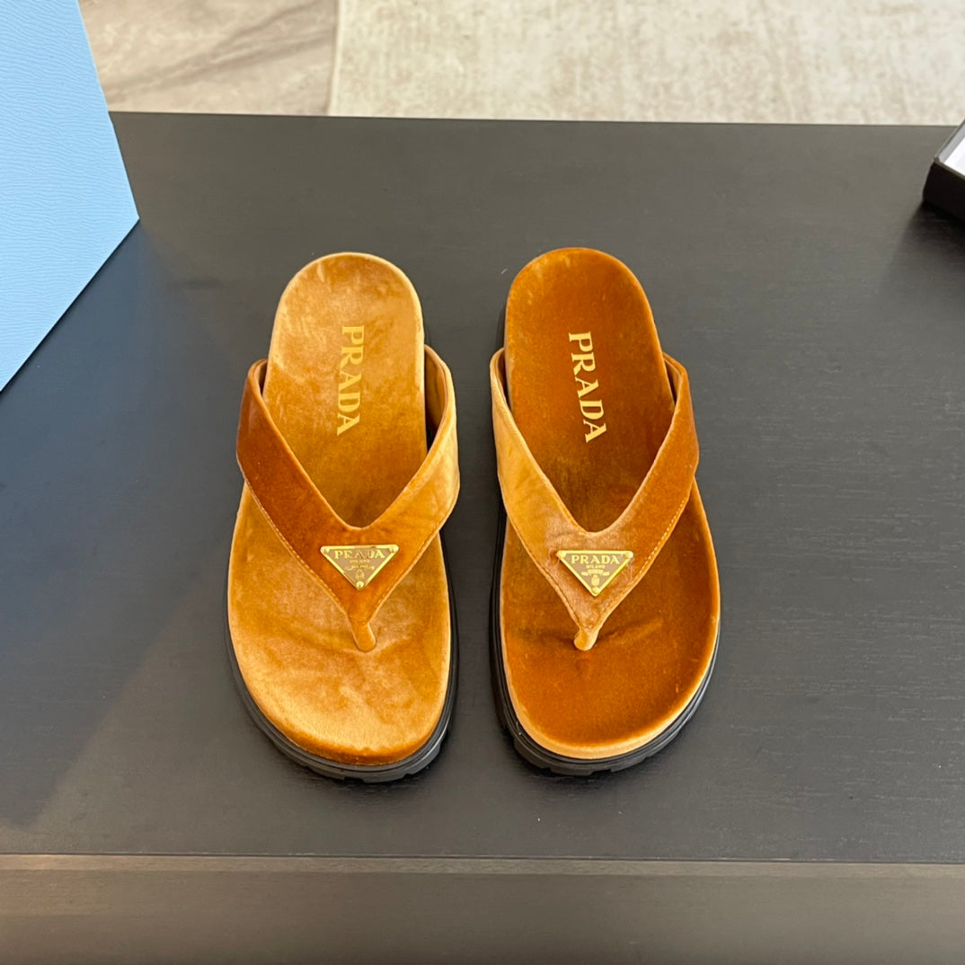 PRADA RUBBER THONG SANLS OCHRE VELVET