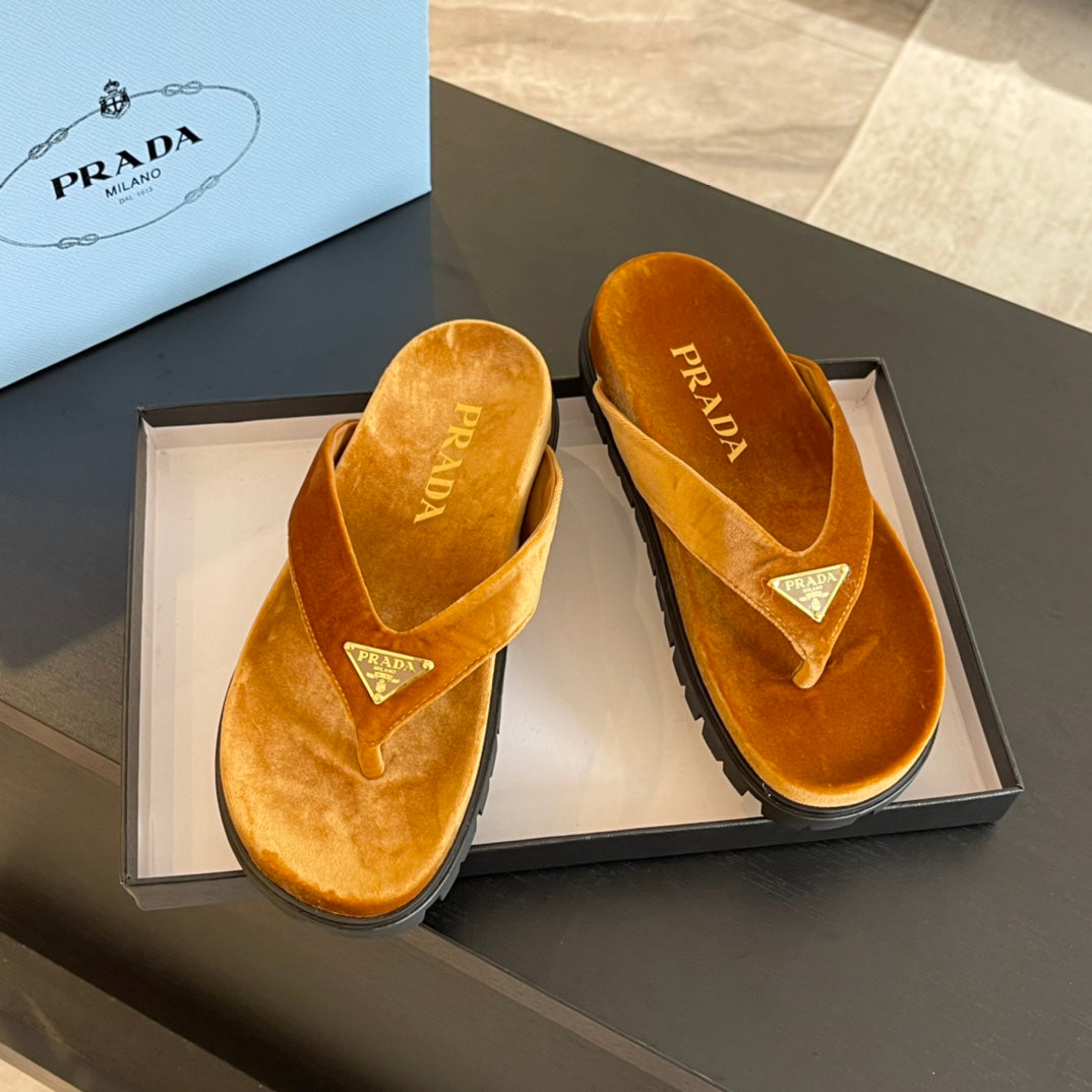 PRADA RUBBER THONG SANLS OCHRE VELVET