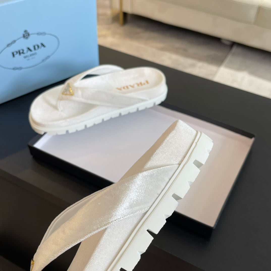 PRADA RUBBER THONG SANLS WHITE VELVET
