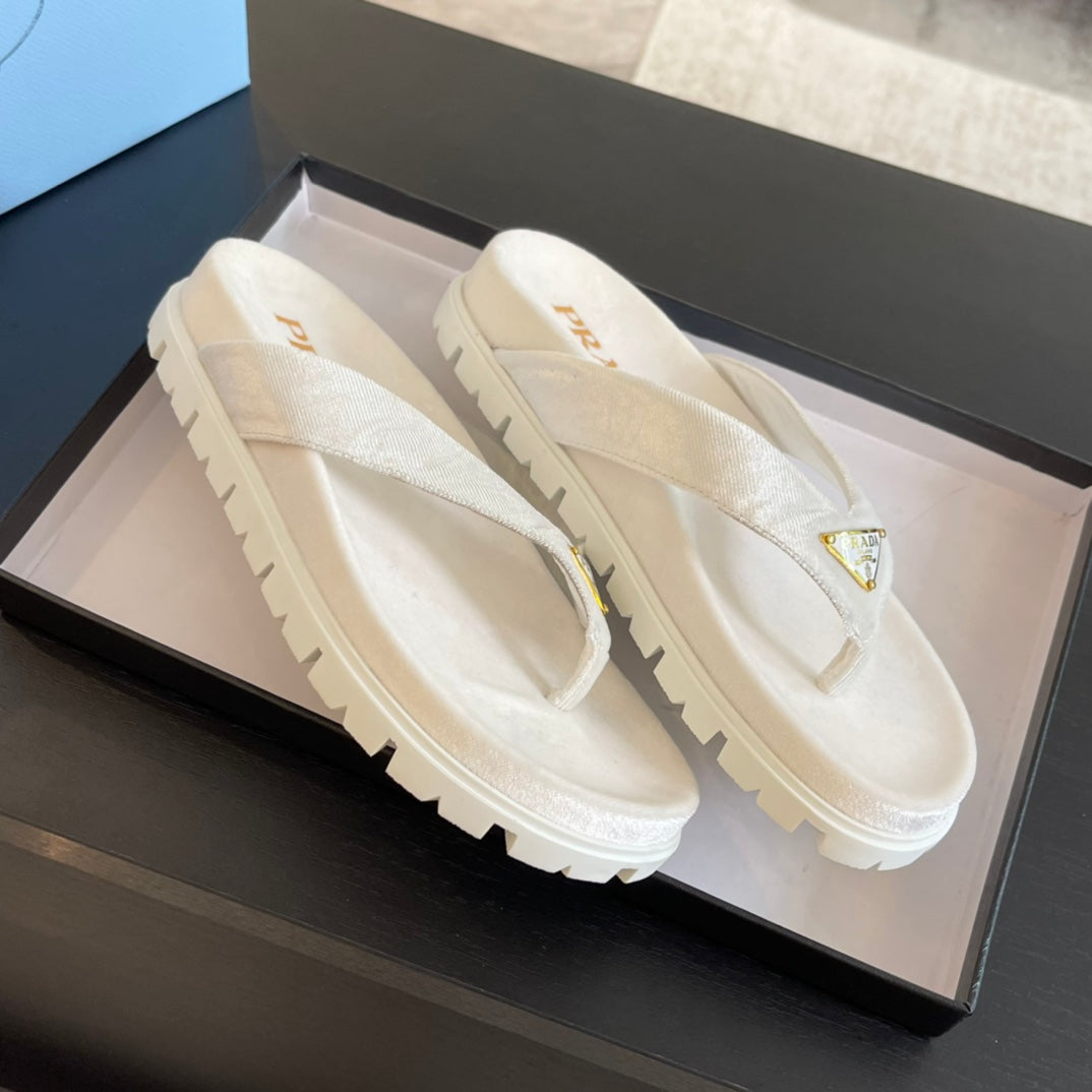 PRADA RUBBER THONG SANLS WHITE VELVET
