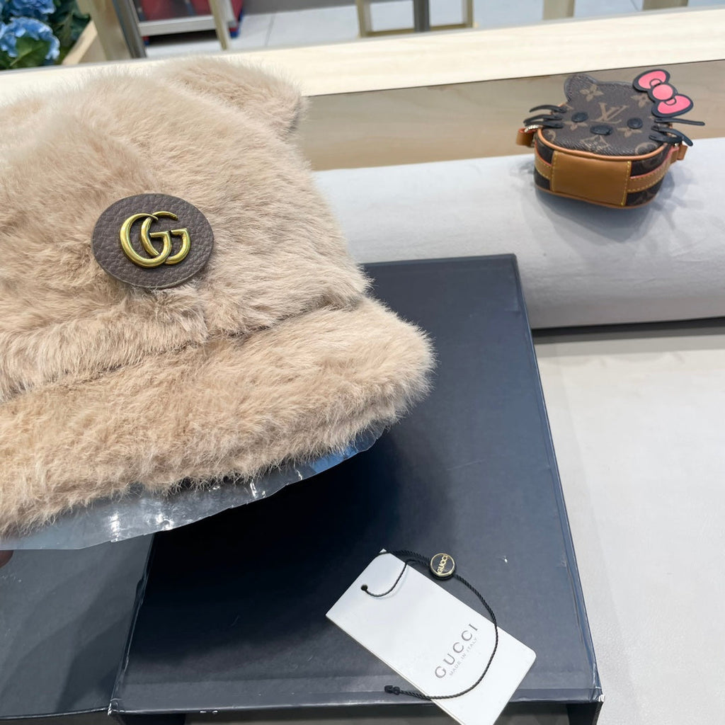 GUCCI BUCKET HAT IN CAMEL BEIGE FLEECE 397931