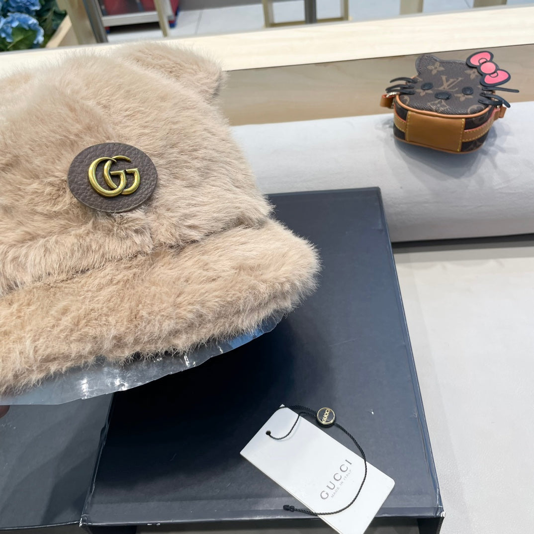 GUCCI BUCKET HAT IN CAMEL BEIGE FLEECE 397931