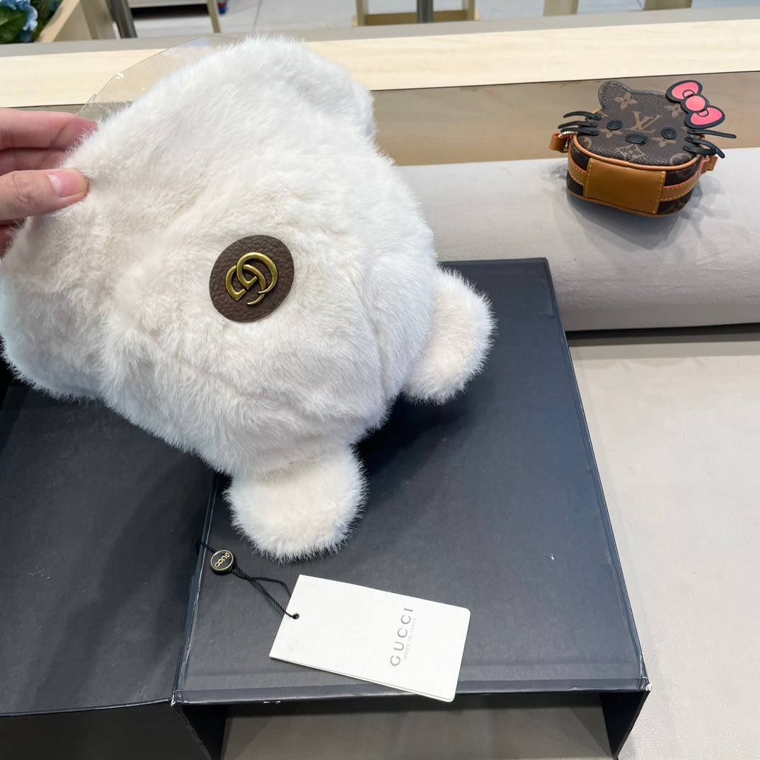 GUCCI BUCKET HAT IN WHITE FLEECE 397932