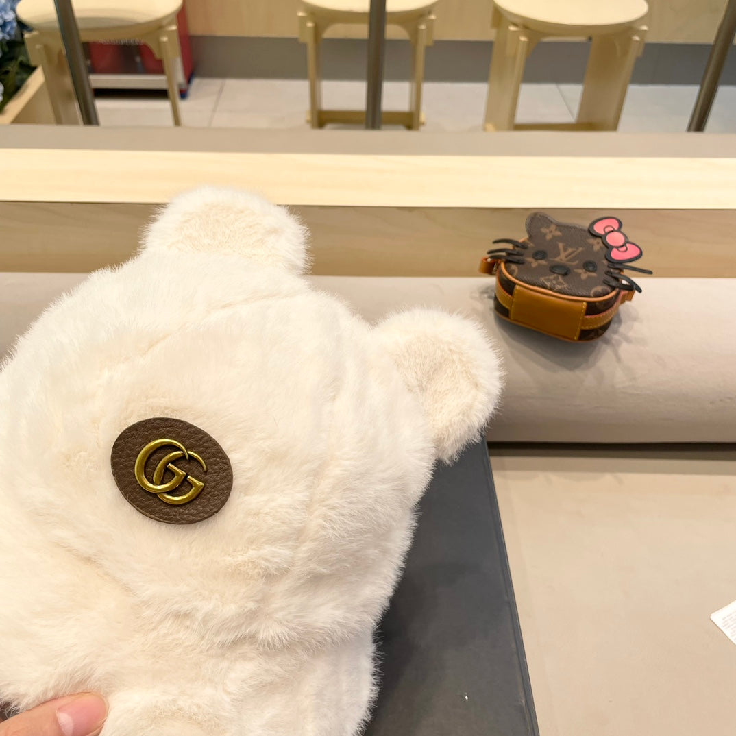 GUCCI BUCKET HAT IN WHITE FLEECE 397932