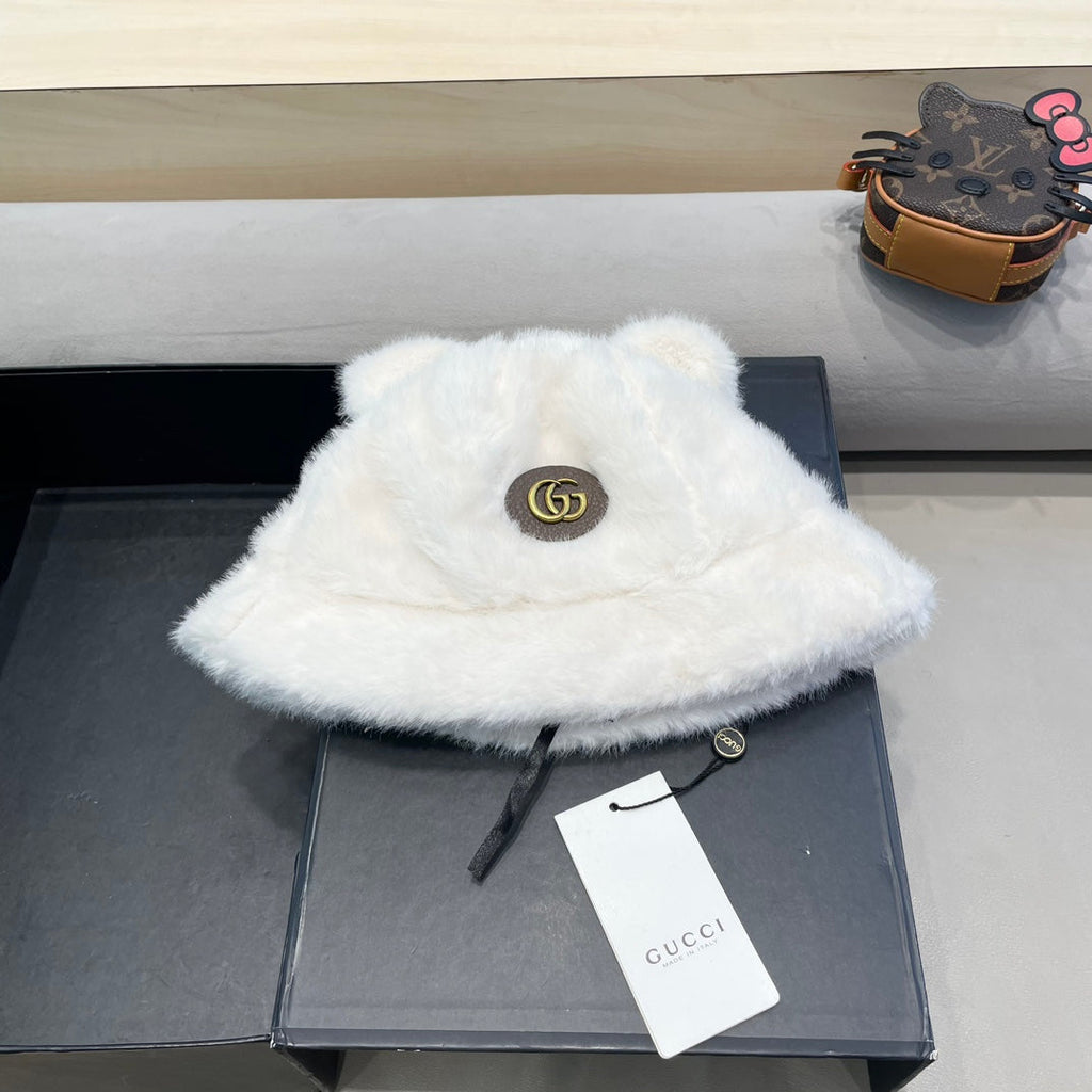 GUCCI BUCKET HAT IN WHITE FLEECE 397932
