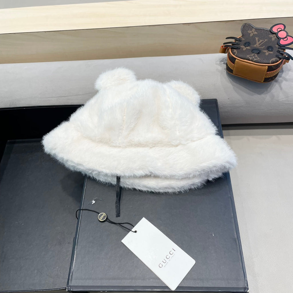 GUCCI BUCKET HAT IN WHITE FLEECE 397932