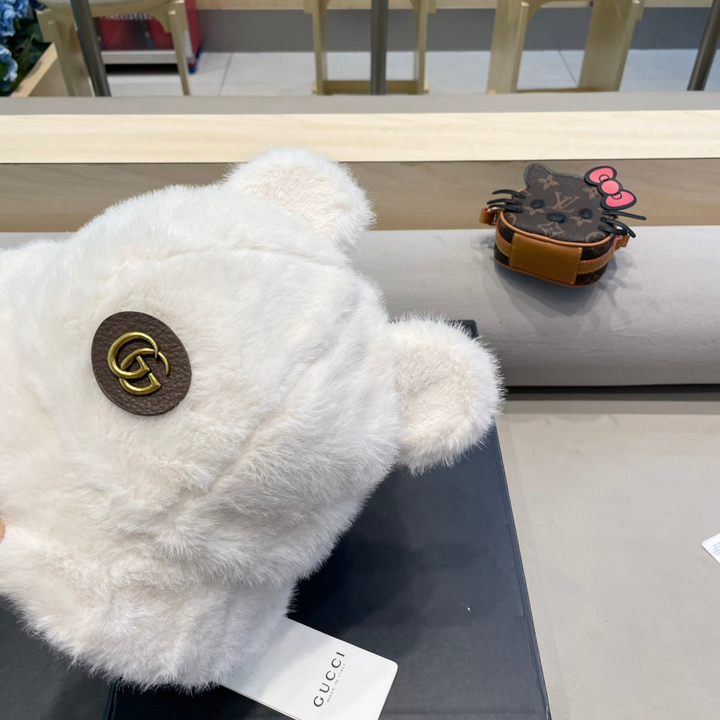 GUCCI BUCKET HAT IN WHITE FLEECE 397932