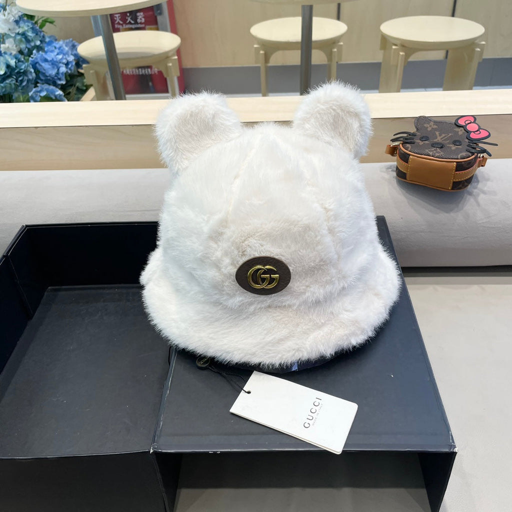 GUCCI BUCKET HAT IN WHITE FLEECE 397932