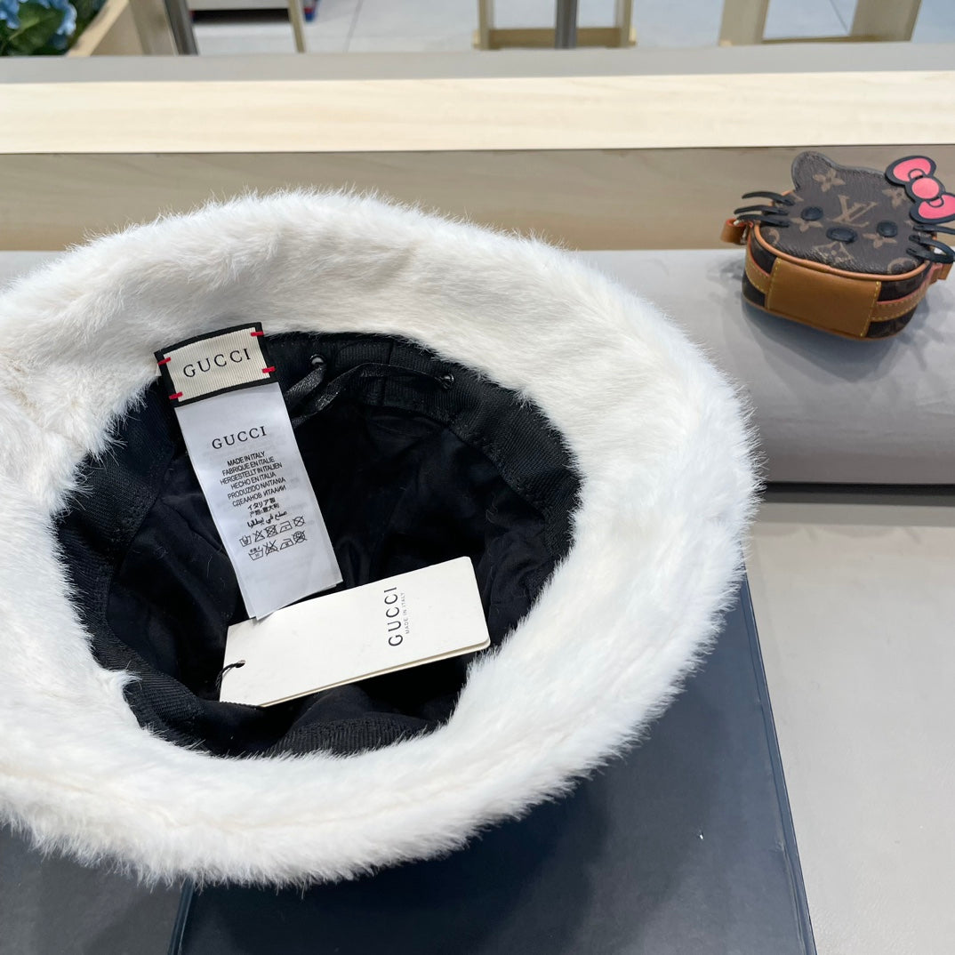 GUCCI BUCKET HAT IN WHITE FLEECE 397932