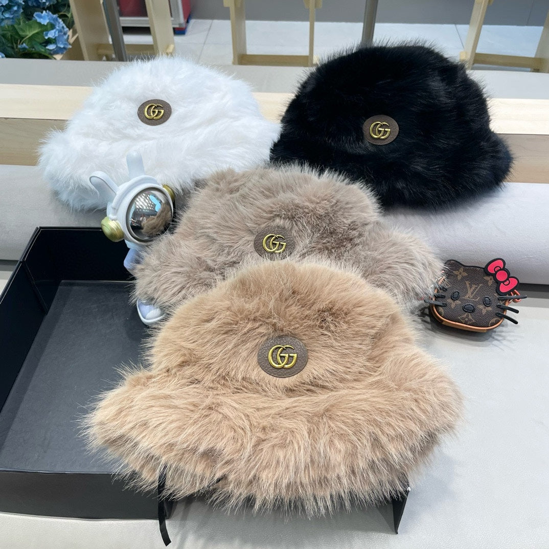GUCCI BUCKET HAT IN BLACK FOX FUR 404752