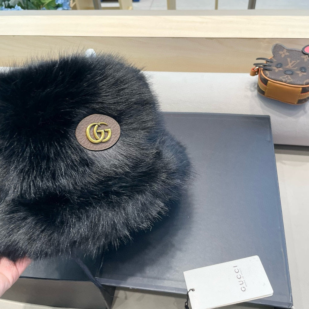 GUCCI BUCKET HAT IN BLACK FOX FUR 404752
