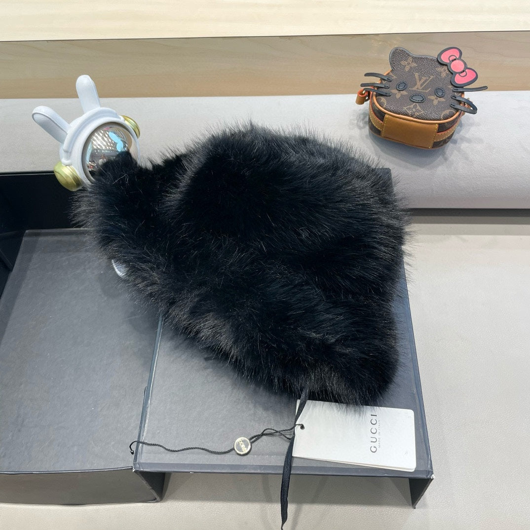GUCCI BUCKET HAT IN BLACK FOX FUR 404752