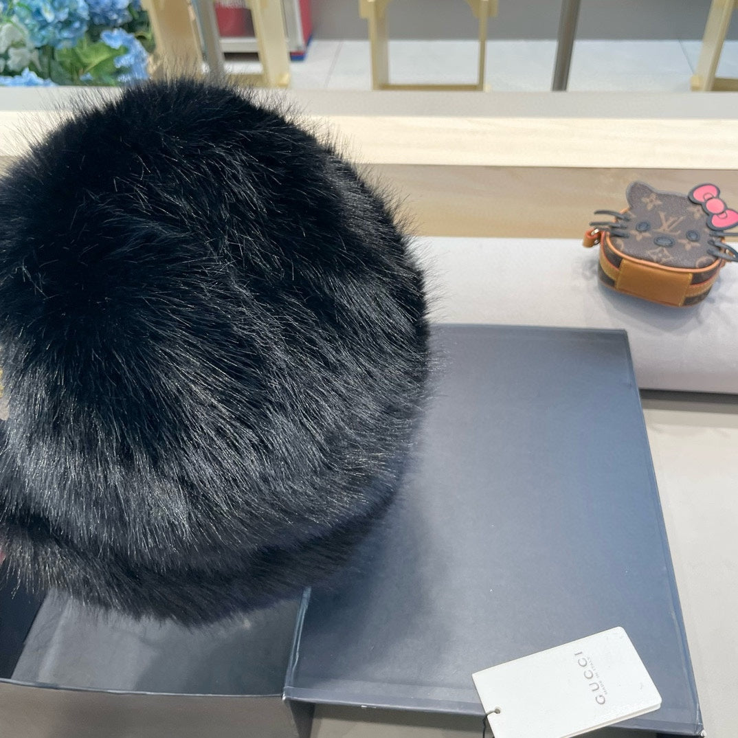 GUCCI BUCKET HAT IN BLACK FOX FUR 404752
