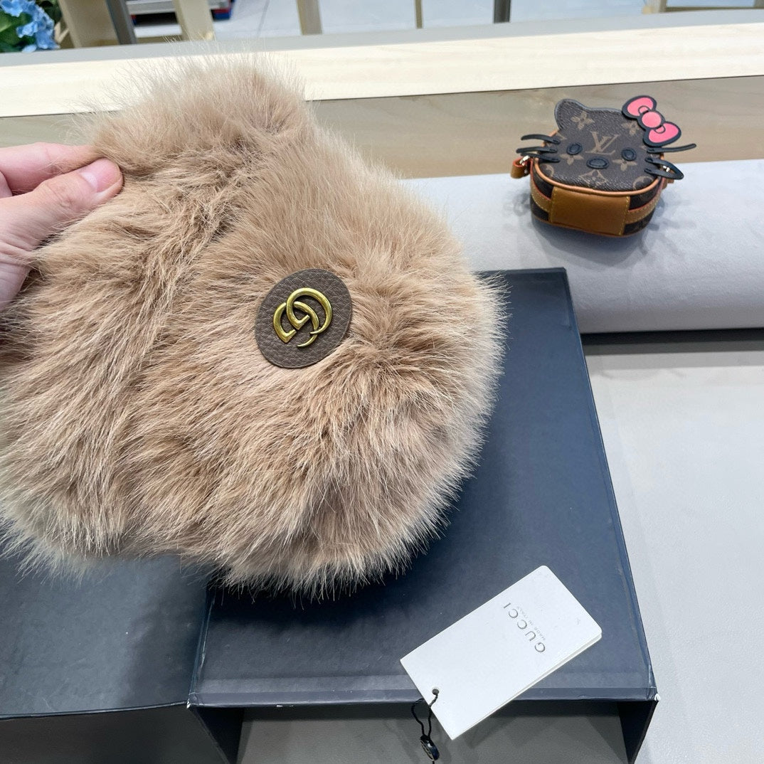 GUCCI BUCKET HAT IN CAMEL BEIGE FOX FUR 404751