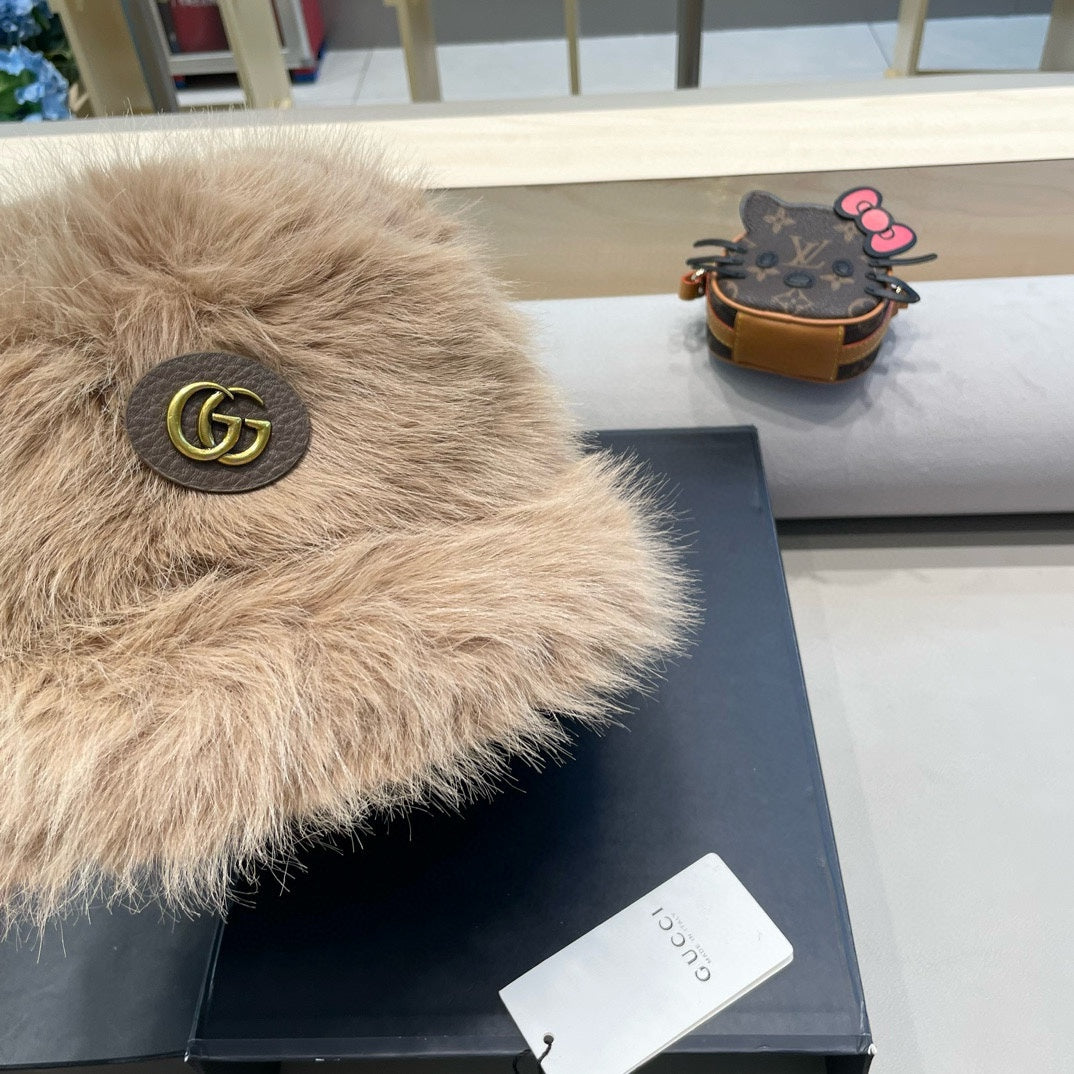 GUCCI BUCKET HAT IN CAMEL BEIGE FOX FUR 404751