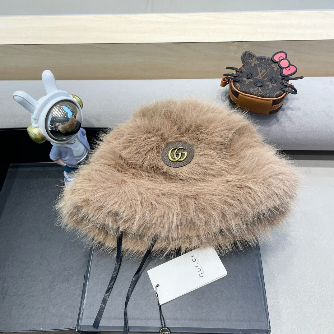 GUCCI BUCKET HAT IN CAMEL BEIGE FOX FUR 404751
