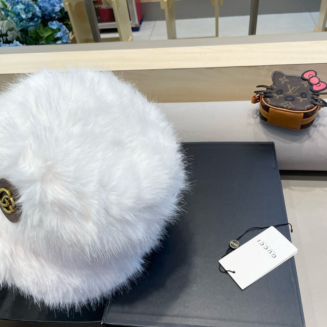 GUCCI BUCKET HAT IN WHITE FOX FUR 404750