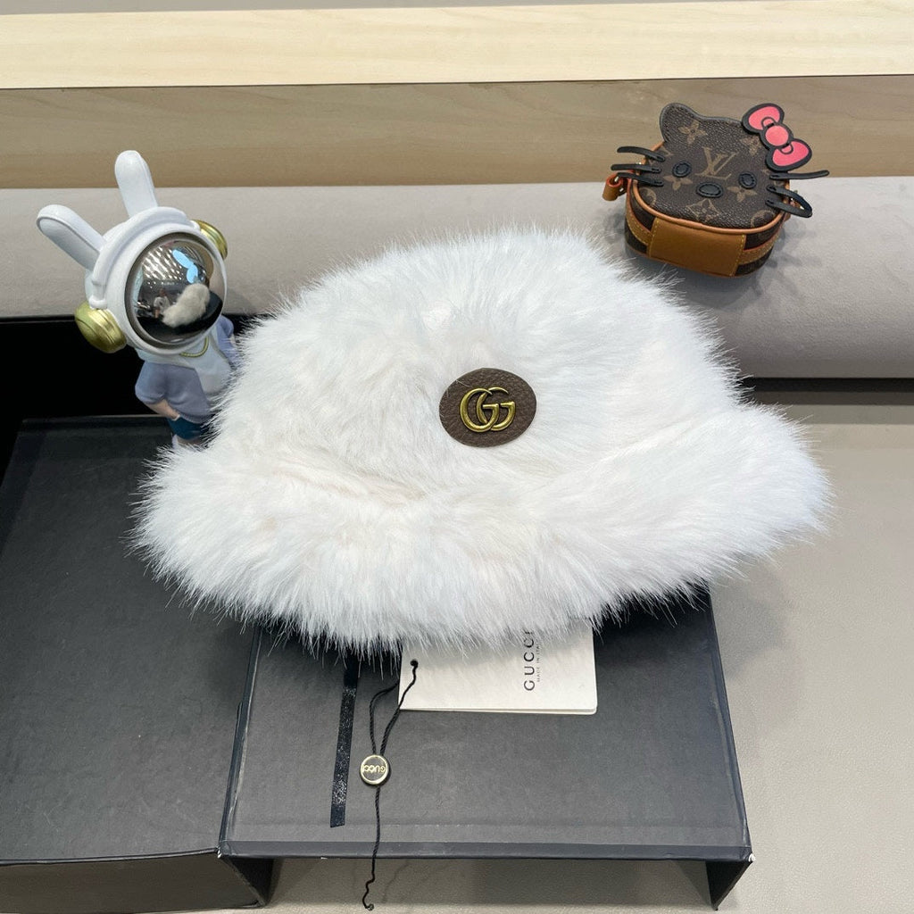 GUCCI BUCKET HAT IN WHITE FOX FUR 404750