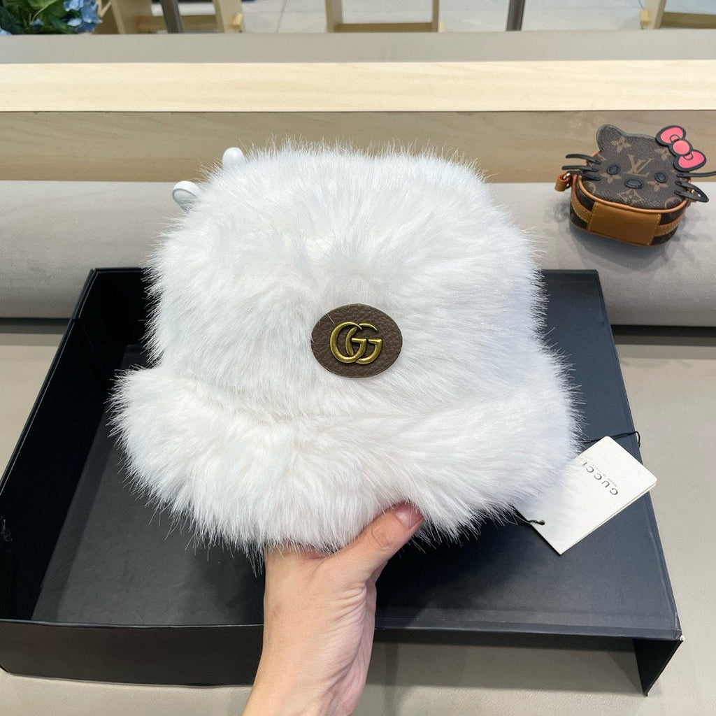 GUCCI BUCKET HAT IN WHITE FOX FUR 404750