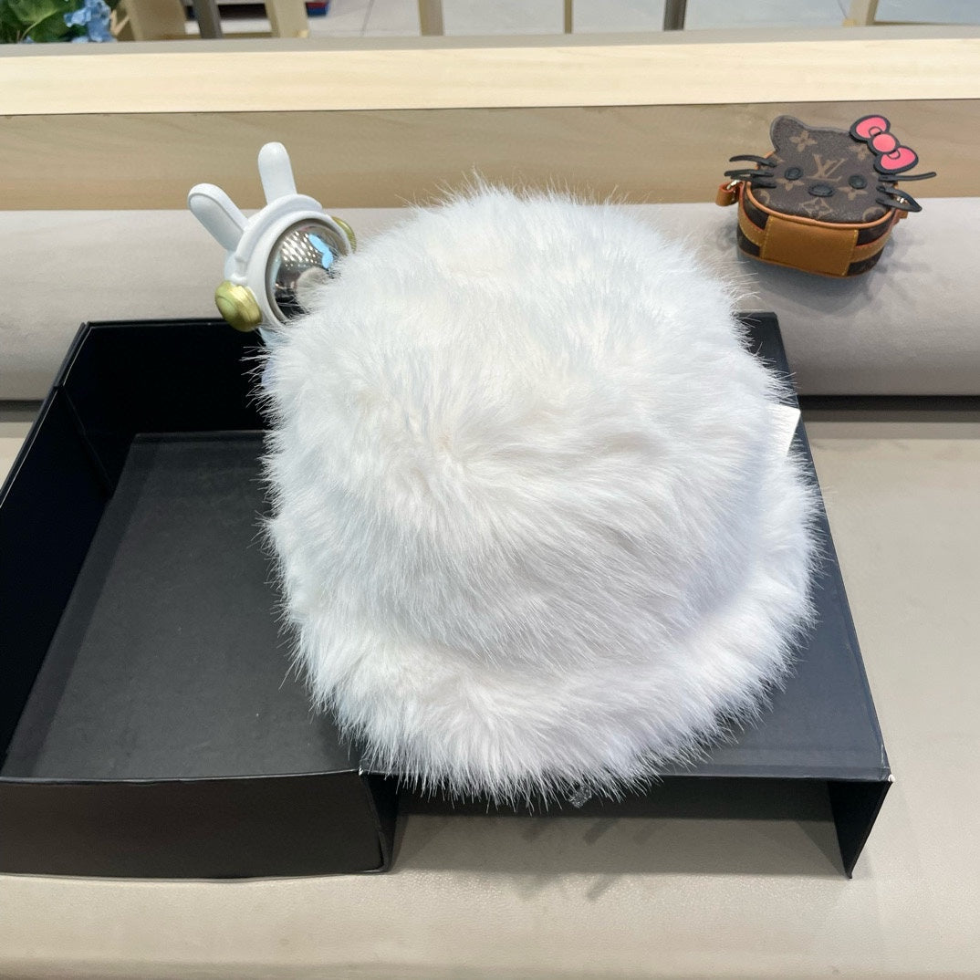 GUCCI BUCKET HAT IN WHITE FOX FUR 404750