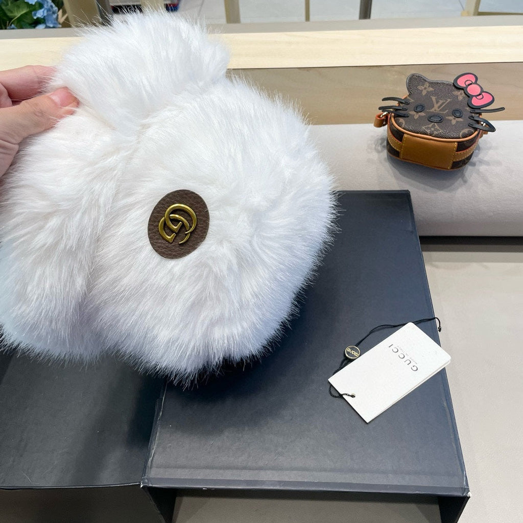 GUCCI BUCKET HAT IN WHITE FOX FUR 404750