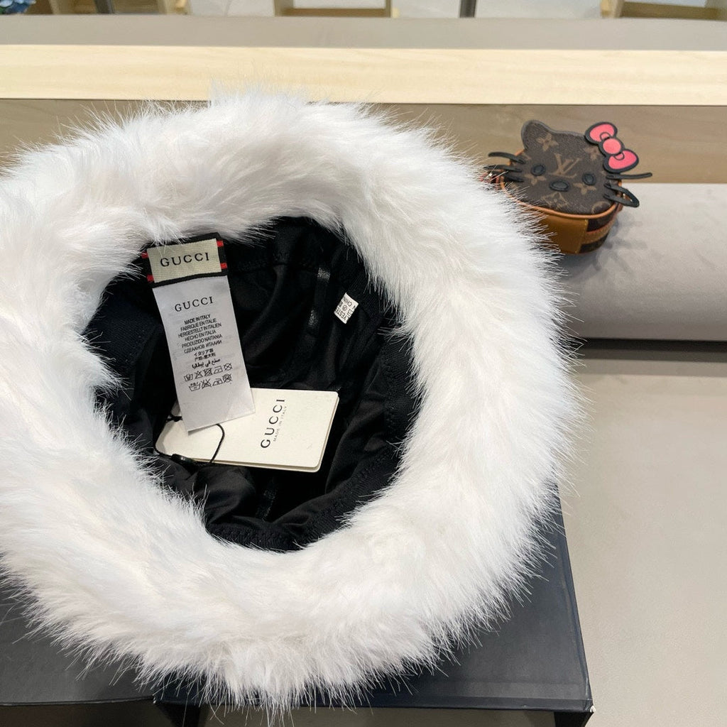 GUCCI BUCKET HAT IN WHITE FOX FUR 404750